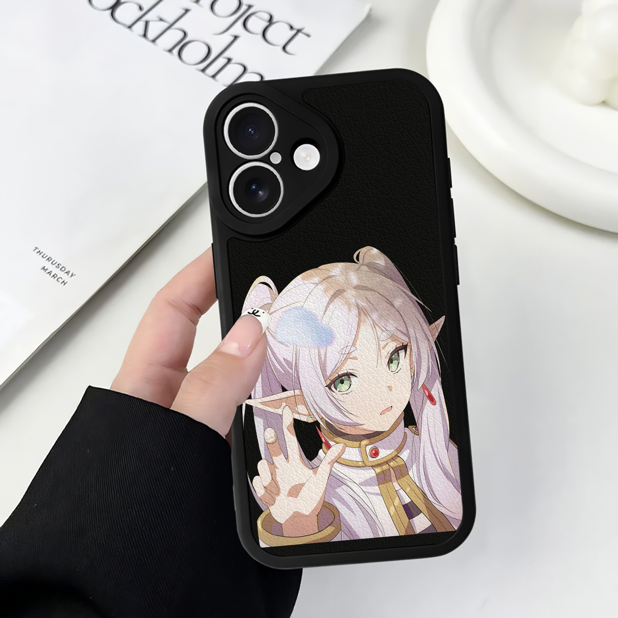 （画像用） 葬送のフリーレン Frieren 【iPhone 16シリーズ対応】シリコンスマホケース（レザー調） 材質：シリコン